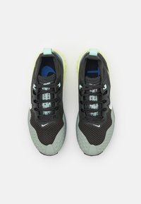 Ciemnoszare buty sportowe z siateczkową cholewką, jasnooliwkową podeszwą i niebieskimi akcentami; posiadają teksturowane elementy i czarne sznurowadła.
