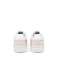 Baskets en suède rose clair avec des semelles en caoutchouc blanches. Comprennent un col et une languette rembourrés, avec un logo embossé sur le talon.