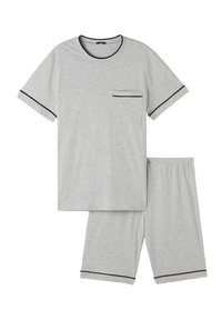Conjunto de pijama corto de mangas en color gris, hecho de una tela suave, que presenta un bolsillo en la camiseta y ribetes negros en las mangas y en los pantalones cortos. Cintura elástica de fácil colocación.