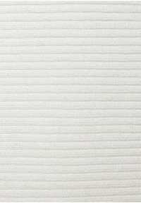 Texturierter Stoff in Hellgrau mit dezenten horizontalen Streifen. Weiches, gewebtes Material mit feinem Glanz und einheitlichem Muster.