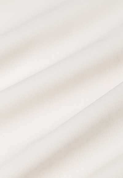 Textielstof in off-white kleur, met een gladde, gelijkmatige textuur met subtiele golfjes en een fijn weefpatroon.