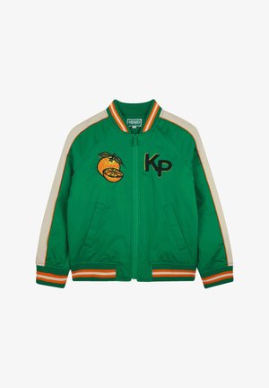 Groene bomberjack met beige mouwen, oranje gestreepte ribboorden en onderkant. Heeft een geborduurd oranje en "KP" op de voorkant.