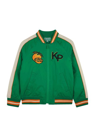 Groene bomberjack met beige mouwen, oranje gestreepte ribboorden en onderkant. Heeft een geborduurd oranje en "KP" op de voorkant.