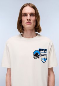 Napapijri MONTEPIANA - Nyomott mintás póló - beige dimity