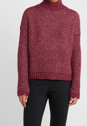 Maglione lavorato a maglia color maroon con colletto alto, motivo testurizzato e maniche lunghe. Orlo e polsini a coste, progettato per una vestibilità comoda.