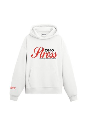 Weißer Kapuzenpullover mit einer vorderen Kängurutasche, versehen mit rotem und schwarzem grafischem Text: "zero Stress THE ON VACATION COMPANY" auf der Brust und dem Ärmel.