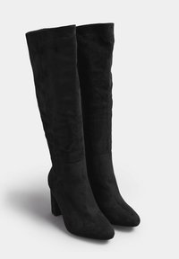 Czarne zamszowe kozaki do kolan z szpiczastym noskiem i masywnym obcasem, charakteryzujące się gładką teksturą oraz dopasowanym krojem w łydce.