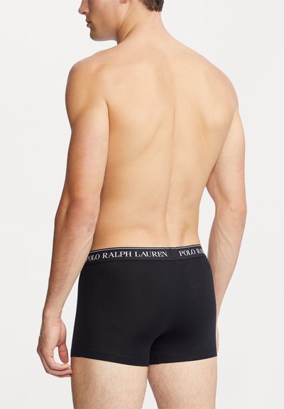 Boxeri din bumbac negru cu un elastic gros la talie pe care este brodat logo-ul "POLO RALPH LAUREN" în alb, design ajustat și lungime până la mijlocul coapsei.