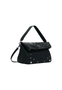 Sac à main en cuir noir avec rabat pliable, détails en clous argentés et deux bandoulières ajustables.