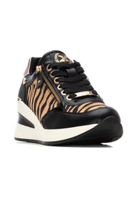 Zapatillas de cuña negras y beige presentan un patrón de rayas de tigre, detalles en dorado en los cremalleras y cuero negro texturizado. Diseño de suela gruesa blanca.