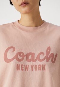 COACH CURSIVE CROPPED - Marškinėliai su spaudiniu - pink