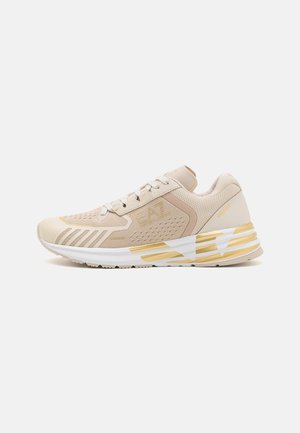 CRUSHER DISTANCE UNISEX - Trainers - rainy day/gold