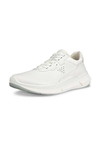 Chaussure de sport blanche avec une tige synthétique lisse, des accents texturés, un système de laçage et une semelle rembourrée pour un confort supplémentaire.