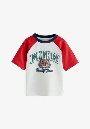 Biała i czerwona koszulka z krótkim rękawem i granatowym kołnierzem, z napisem "Los Angeles Varsity Team" oraz grafiką tygrysa na przodzie.