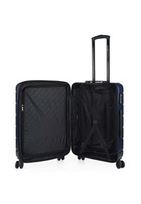 Maleta rígida de color azul marino con mango retráctil, cuatro ruedas y revestimiento interior negro. Cuenta con correas cruzadas para asegurar el contenido.