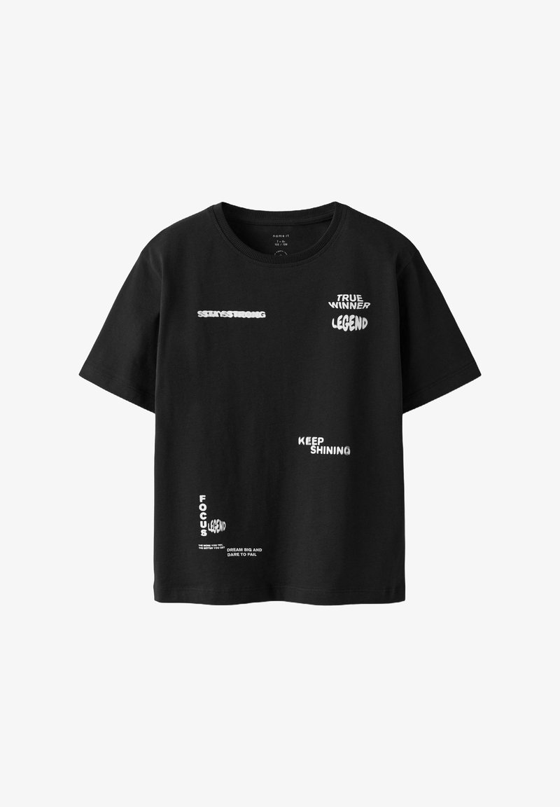 Schwarzes Baumwoll-T-Shirt mit Rundhalsausschnitt, das verschiedene weiße grafische Schriftzüge in unterschiedlichen Schriften und Größen zeigt, darunter "TRUE WINNER" und "KEEP SHINING".