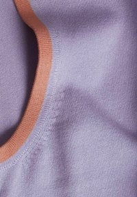 Tejido de punto púrpura con un acento naranja a lo largo del escote; textura suave con un ligero brillo y detalle de costura consistente.