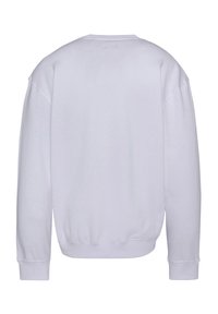 Biały sweter z okrągłym dekoltem, z obniżonymi ramionami, ściągaczami przy mankietach i u dołu. Gładka faktura, minimalistyczny design, brak dodatkowych detali.