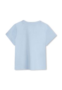T-shirt bleu clair à manches courtes en coton doux. Présente un col rond et un design uni sans motifs ni accents. Vue de dos affichée.
