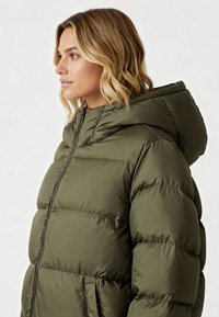 Giacca a piumino verde oliva con cappuccio, caratterizzata da un design trapuntato, chiusura con zip e tasche laterali, realizzata in materiale liscio e leggero.