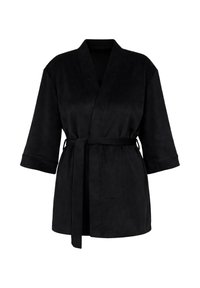 Zwarte kimono-achtige jas met driekwartmouwen en een tailleceintuur, open gedragen aan de voorkant.