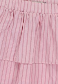 Roze gestreepte stof met lichte en donkere tinten, voorzien van een ruchesdesign en een elastische tailleband. Zachte textuur en casual stijl.