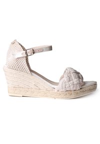 Sandalia cuña en beige con parte superior de tela trenzada, correa en el tobillo y plataforma texturizada. Detalles de cuerda trenzada en la cuña y suela plana.