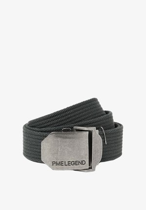 Donkergrijze geweven stoffen riem met een rechthoekige metalen gesp waarop "PME LEGEND" is gegraveerd, op een witte achtergrond.