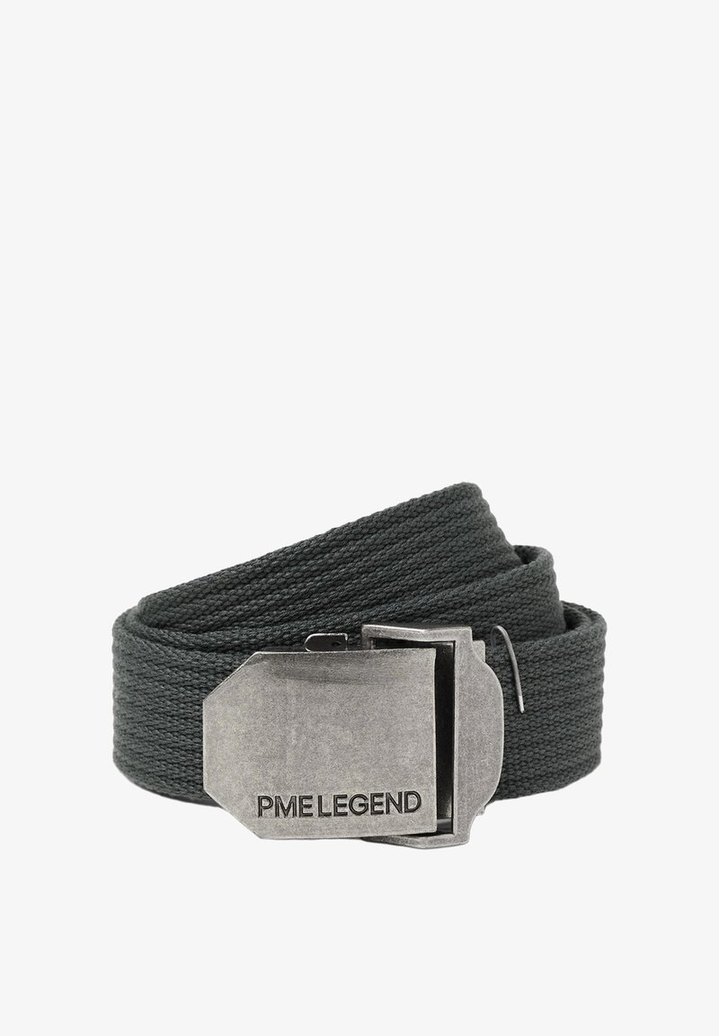 Ceinture en tissu tissé gris foncé avec une boucle métallique rectangulaire gravée de "PME LEGEND" sur fond blanc.