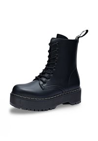 Bottes chelsea noires à lacets avec une semelle plateforme épaisse, dessus en simili cuir lisse et couture contrastante le long de la semelle.