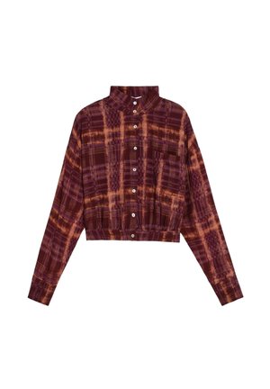 Camisa corta de manga larga con botones en la parte delantera y cuello en patrón de cuadros rojo, naranja y púrpura.