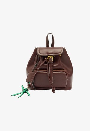 Brązowy skórzany plecak o zaokrąglonym kształcie, z klapą na górze, złotymi okuciami, zamknięciem na sznurek i zielonym dekoracyjnym chwostem.