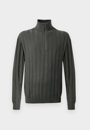 Σκούρο πράσινο πλεκτό πουλόβερ με μισό φερμουάρ στο λαιμό, με κάθετη ριμπ υφή και εφαρμοστούς καρπούς. Μαλακό ύφασμα, χαλαρός σχεδιασμός.