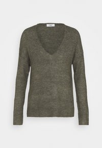 Pull en maille à manches longues, col en V, couleur vert olive, avec poignets et ourlet côtelés, présenté sur un fond clair uni.