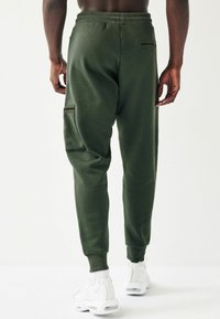 Next REGULAR FIT ZIP POCKET CARGO - Træningsbukser - green