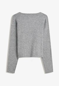 Szary krótki sweter z długimi rękawami, wykonany z miękkiej dzianiny. Posiada szeroki dekolt i prążkowany dół, gładka faktura.