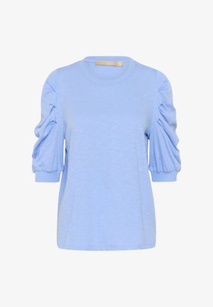 Ljusblå t-shirt i mjukt tyg, med rund halsringning och puffärmar med rynkade detaljer vid axlarna.