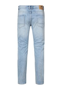 Vaqueros de mezclilla azul claro con diseño de pierna recta, estilo de cinco bolsillos y parche de cuero marrón en la cintura trasera.