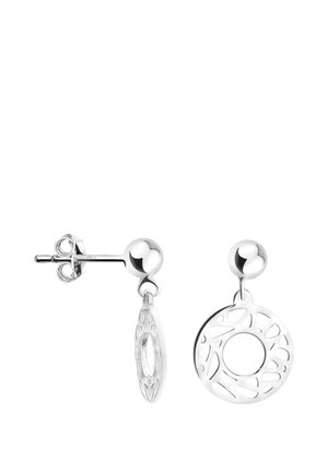 Zilveren oorstekers met gepolijste bollen en hangende opengewerkte cirkelvormige hangers met abstracte uitsnijdingspatronen.