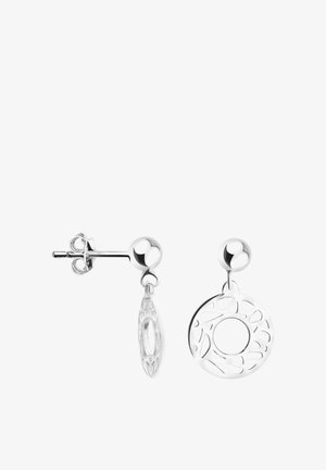 Zilveren oorstekers met gepolijste bollen en hangende opengewerkte cirkelvormige hangers met abstracte uitsnijdingspatronen.