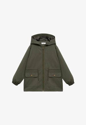 Maslinasto zelena jakna s kapuljačom, prednjim zatvaračem, dva prednja džepa i elastičnim manžetama. Izrađena od lagane tkanine s glatkom teksturom.