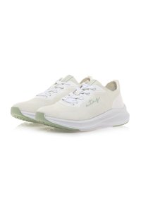 Zapatillas deportivas ligeras de malla blanca con acentos verdes, que cuentan con un cuello acolchado, suela flexible y cordones planos para un ajuste seguro.