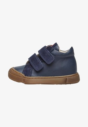 Sneaker in pelle blu navy con due ampie cinghie in velcro, dettagli in suede, suola intermedia beige e suola esterna in gomma testurizzata. Design semplice e a bassa altezza.