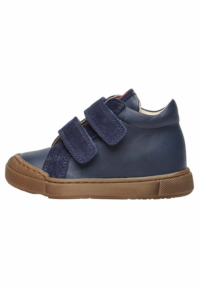 Sneaker in pelle blu navy con due ampie cinghie in velcro, dettagli in suede, suola intermedia beige e suola esterna in gomma testurizzata. Design semplice e a bassa altezza.