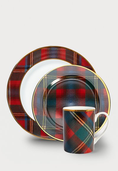 Keramički set posuđa koji se sastoji od tri tanjura i šalice s tartan uzorkom u crvenoj, zelenoj i plavoj boji, ukrašen zlatnim rubovima.