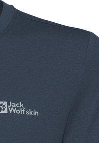 T-shirt manica corta blu navy con texture a coste e collo rotondo. Presenta un logo bianco sull'area del petto sinistro.