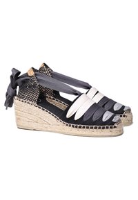 Zeppe espadrillas nere e grigie con tomaia in tessuto intrecciato, lacci incrociati e piattaforma in giuta intrecciata. Presentano una texture liscia e un design a strati.