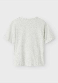 Camiseta de manga corta gris claro hecha de una tela suave. Corte recto con cuello redondo, que presenta una sutil textura jaspeada.