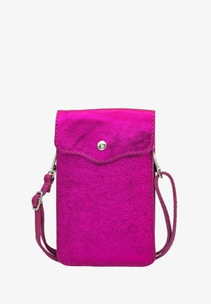 Sac bandoulière métallisé fuchsia avec une fermeture à rabat, un bouton-pression argenté et une bandoulière ajustable. Texture lisse et forme rectangulaire.