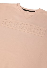 Felpa rosa chiaro in tessuto misto cotone con collo rotondo a coste e logo "GABBANO" in rilievo sul davanti.